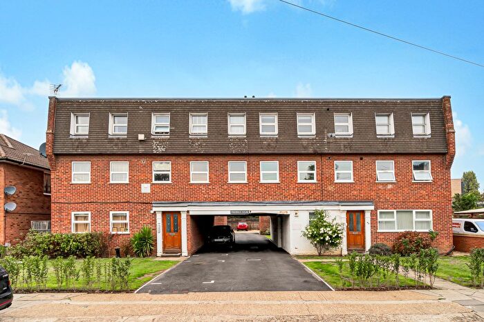 2 Bedroom Flat For Sale In Woodthorpe Road, Ashford, TW15