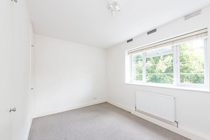 2 Bedroom Flat To Rent In Wandsworth Road, Vauxhall, London, SW8