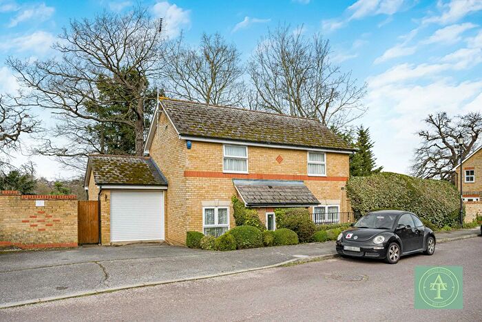 3 Bedroom Detached House For Sale In Macleod Road, Winchmore Hill, N21