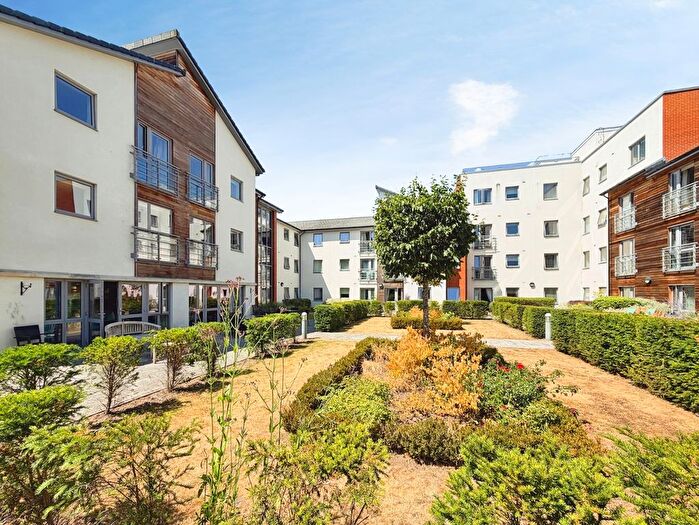 2 Bedroom Flat For Sale In Kings Place, Fleet, Hampshire, GU51