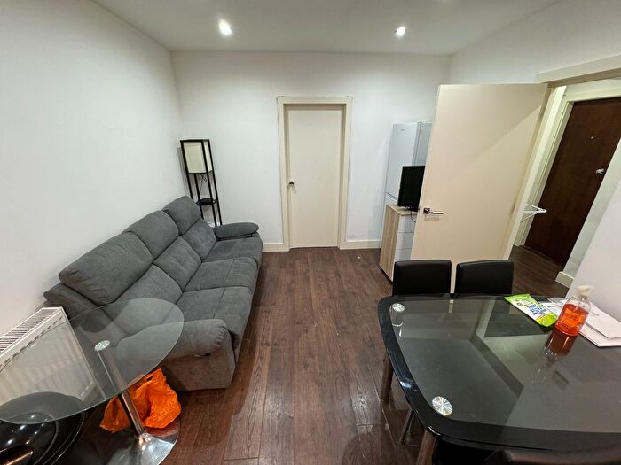 3 Bedroom Flat To Rent In Clapham Road, London, SW9