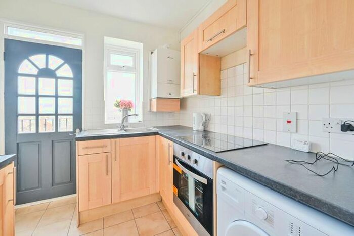 2 Bedroom Flat To Rent In Brownlow Road, Bounds Green, London, N11