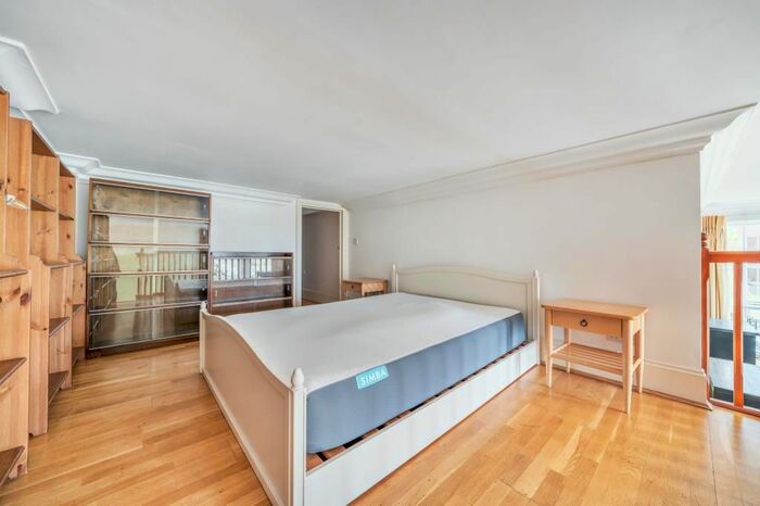 3 Bedroom Flat To Rent In Royal Drive, London, N11