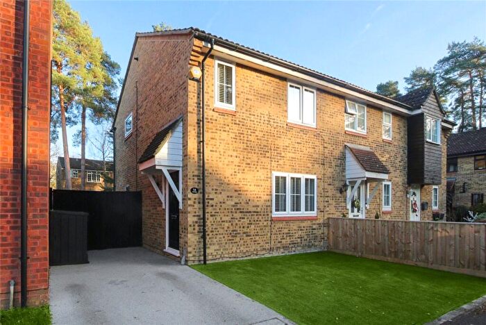 3 Bedroom End Of Terrace House For Sale In Axbridge, Bracknell, Berkshire, RG12