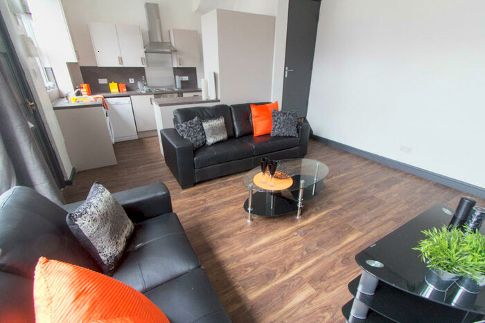 5 Bedroom House To Rent In Beechwood View, Leeds, LS4