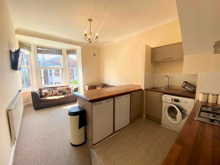 4 Bedroom Flat To Rent In Albert Grove, Southsea, PO5