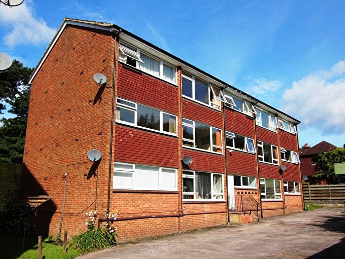 2 Bedroom Flat To Rent In Willow Court, Station Approach, Aldershot, GU12