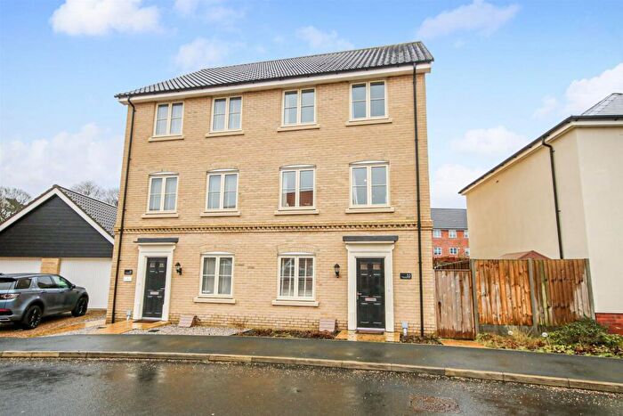 4 Bedroom Semi Detached House For Sale In Overstrand Way, Sprowston, NR7