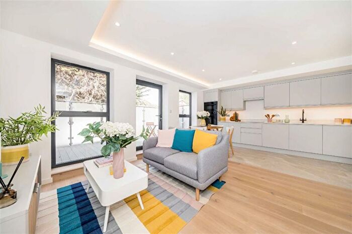2 Bedroom Flat For Sale In Jeddo Road, Wendell Park, W12