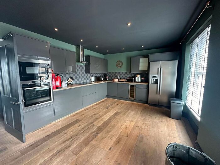 3 Bedroom Flat To Rent In The Square, Braunton, EX33