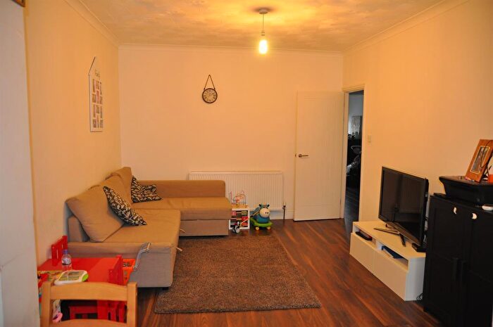 4 Bedroom Semi-Detached House To Rent In Malvern Gardens, Harrow, Middlesex, HA3