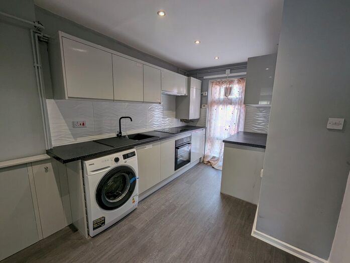 2 Bedroom Maisonette To Rent In Garnham Close, London, N16
