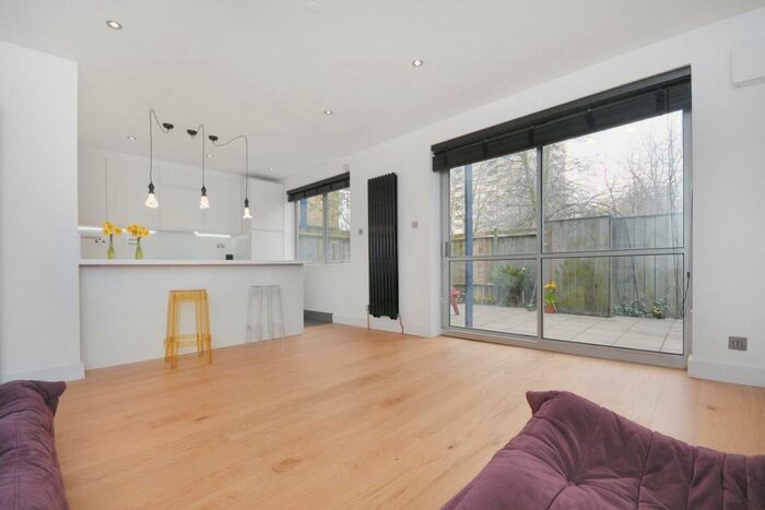 2 Bedroom Flat To Rent In Bartholomew Square, EC1