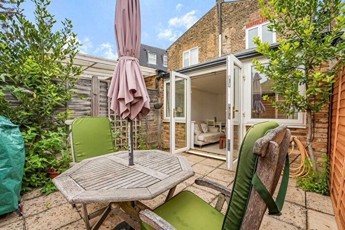 2 Bedroom Flat To Rent In Queensmill Road, Fulham, SW6