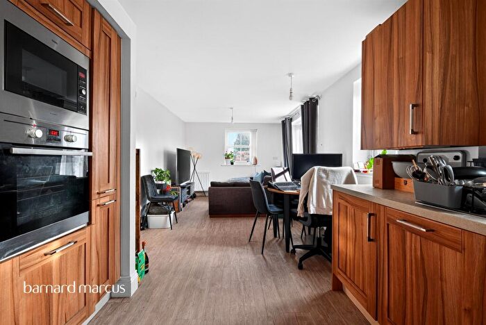 1 Bedroom Apartment For Sale In The Parade, Epsom, KT18