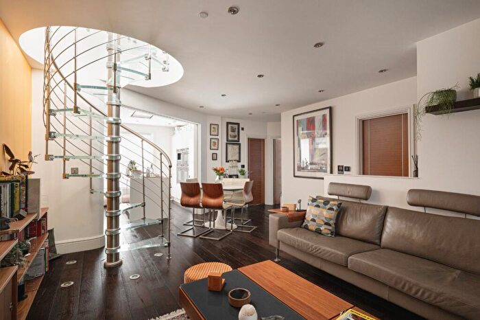 3 Bedroom Flat For Sale In New Crown Apartments, St. Pauls Road, N1