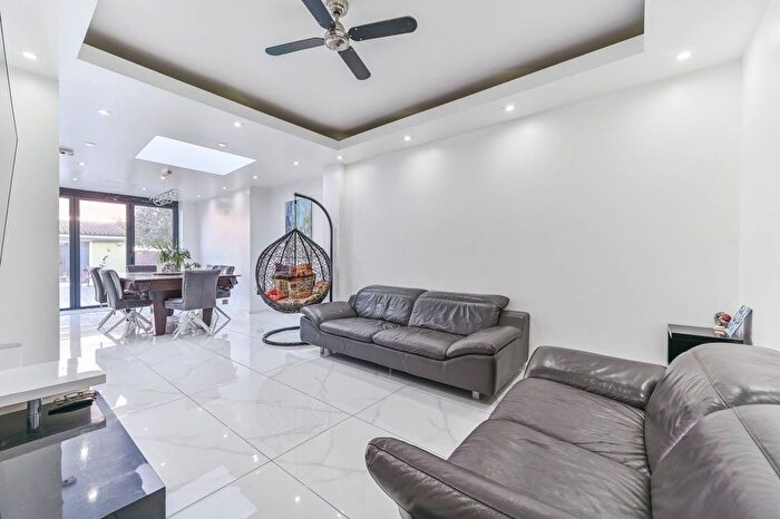 4 Bedroom Semi-Detached House To Rent In Elmwood Road, Croydon, CR0