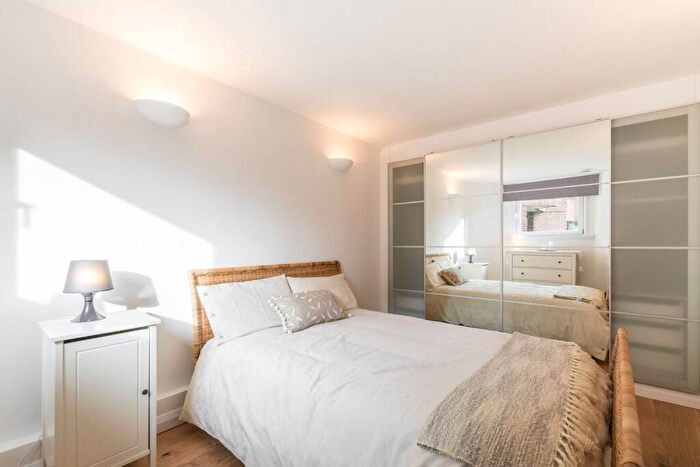 2 Bedroom Flat To Rent In Upper Dartrey Walk, Chelsea, London, SW10