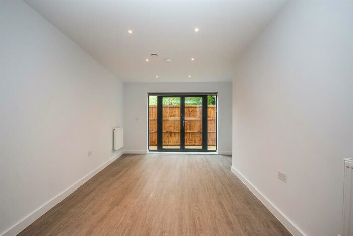 2 Bedroom Flat To Rent In Torrington Park, N12