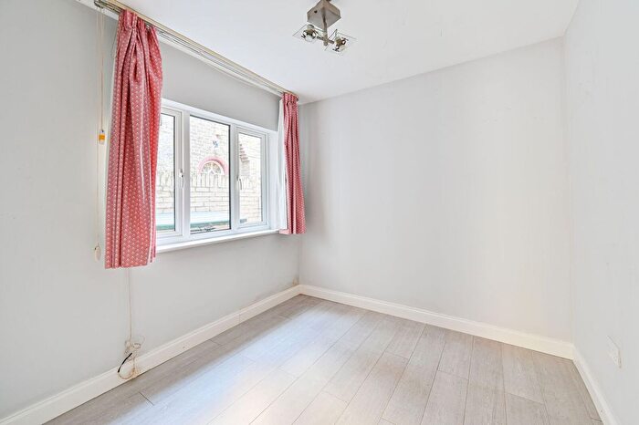 2 Bedroom Flat For Sale In Kingston Road, Wimbledon, London, SW20