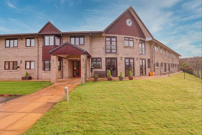 2 Bedroom Flat For Sale In Newshaw Lane, Hadfield, SK13