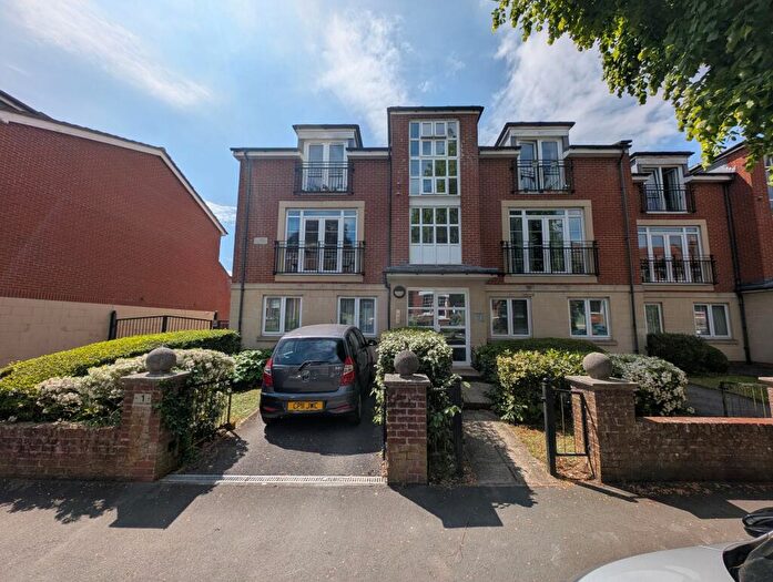 2 Bedroom Flat To Rent In Linden Grange, Claremont Avenue, Bristol, BS7