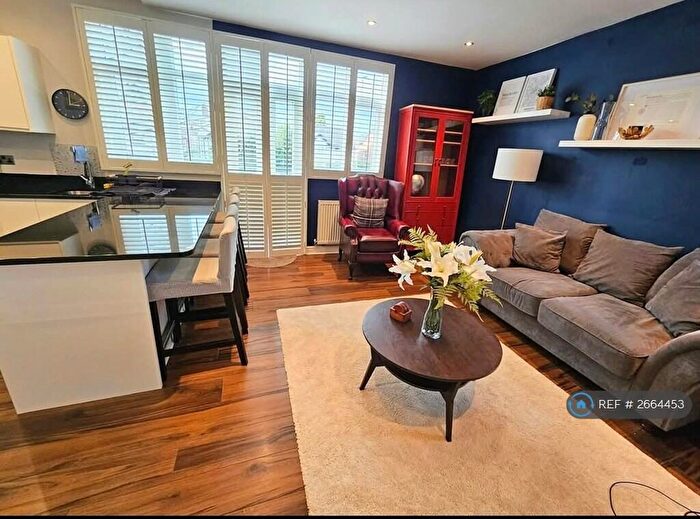2 Bedroom Flat To Rent In Old Broadway, Didsbury, M20