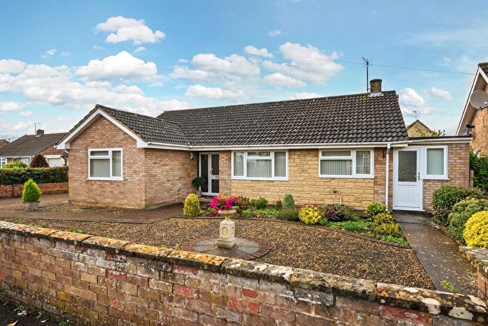 3 Bedroom Detached Bungalow For Sale In Burswin Road, Carterton, Oxfordshire, OX18