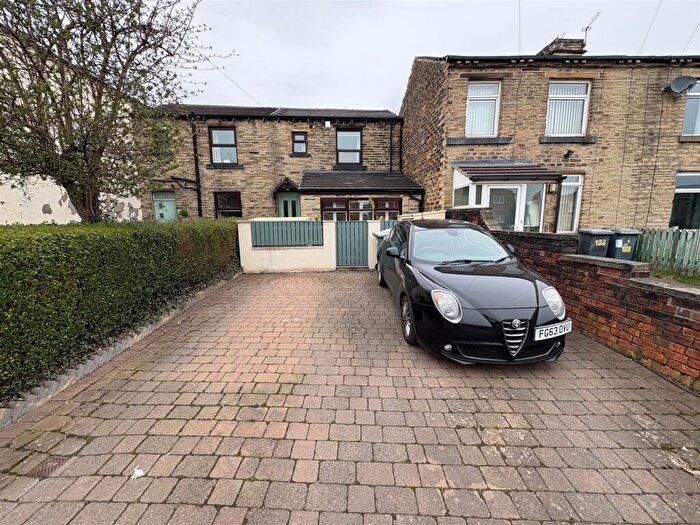 3 Bedroom Terraced House For Sale In Whitechapel Road, Cleckheaton, BD19