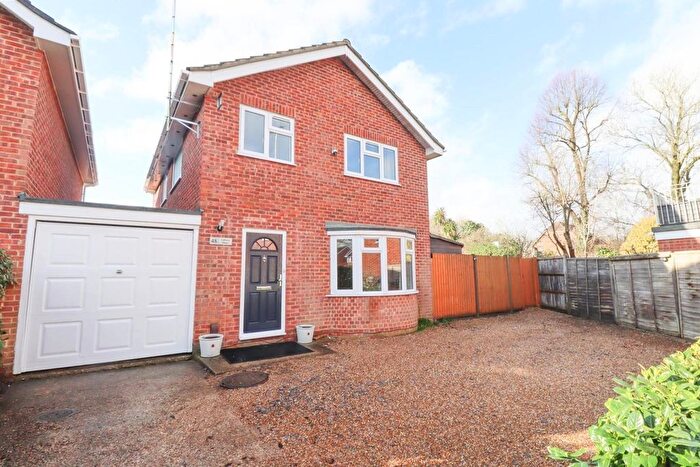 4 Bedroom Link Detached House For Sale In Ashbury Drive, Blackwater, Camberley, GU17
