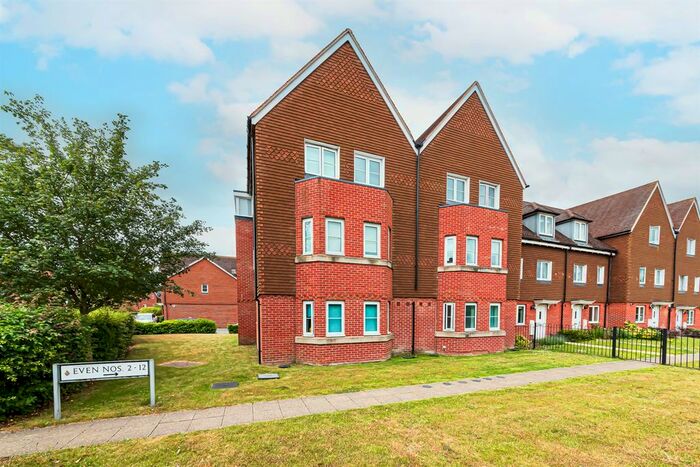 2 Bedroom Flat To Rent In Outfield Crescent, Wokingham, RG40