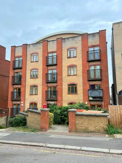 2 Bedroom Flat To Rent In Approach Road, New Barnet, Barnet, EN4