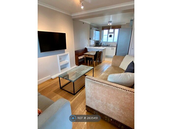 3 Bedroom Flat To Rent In Kirtley House, London, SW8