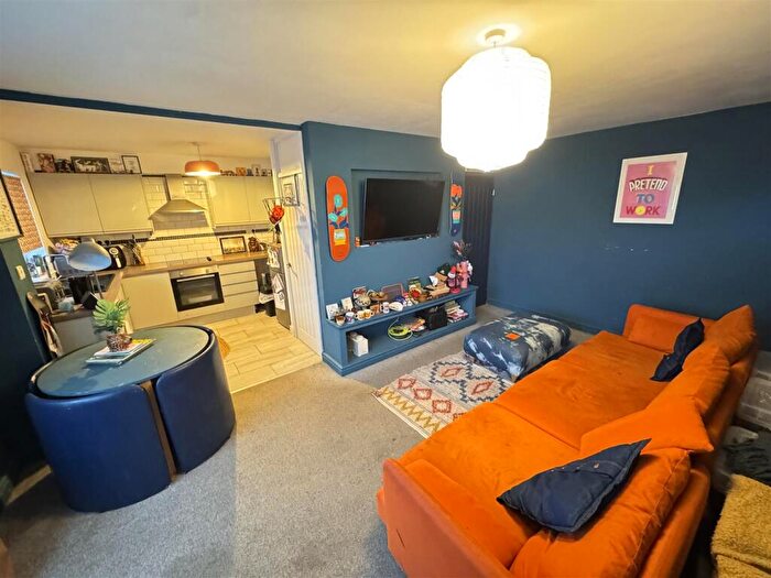 2 Bedroom Flat For Sale In Crocus Way, Chelmsford, CM1