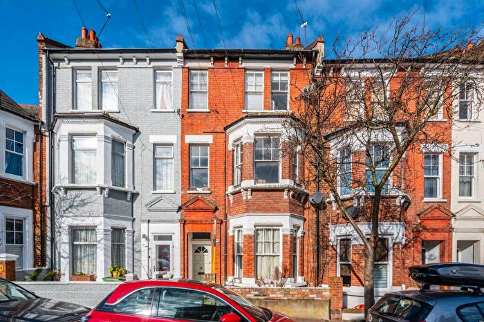 2 Bedroom Flat To Rent In Garfield Road, Battersea, London, SW11