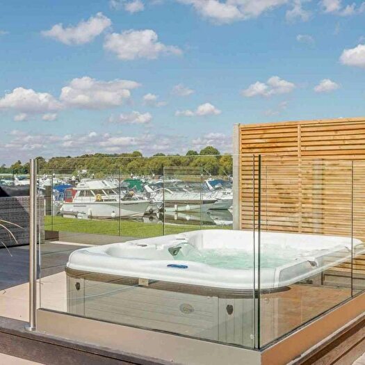 2 Bedroom Lodge For Sale In Maidenhead Road, Windsor, SL4