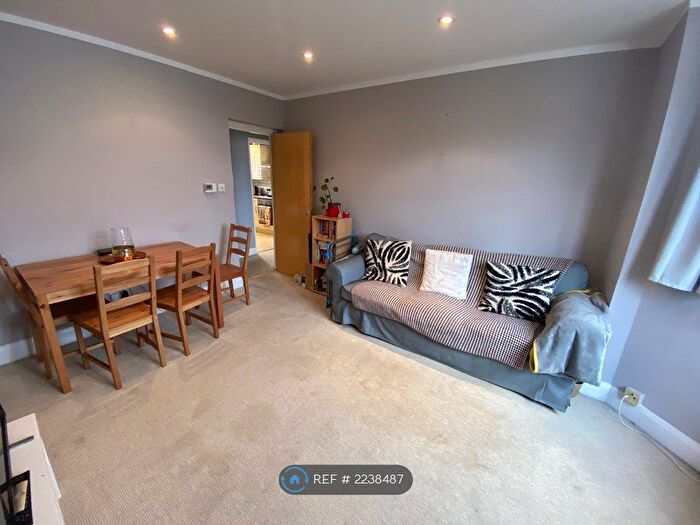 2 Bedroom Flat To Rent In Frogmore, Wandsworth, SW18