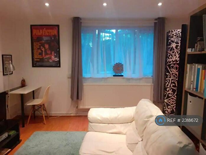 Studio To Rent In Hawes Street, London, N1