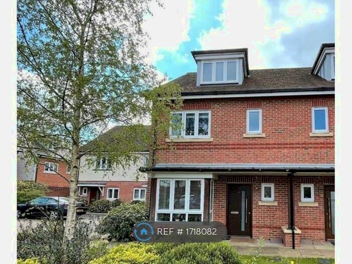 3 Bedroom Semi-Detached House To Rent In Blackthorns, Fleet, GU51