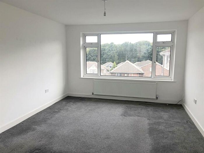 2 Bedroom Flat For Sale In Chellow Gardens, Allerton, Bradford, BD15