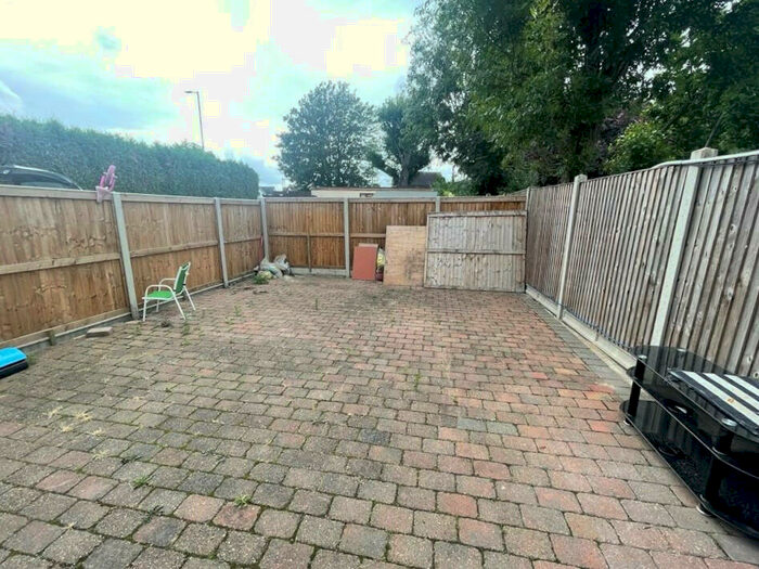 Flat To Rent In Great Cambridge Road, Cheshunt, EN8