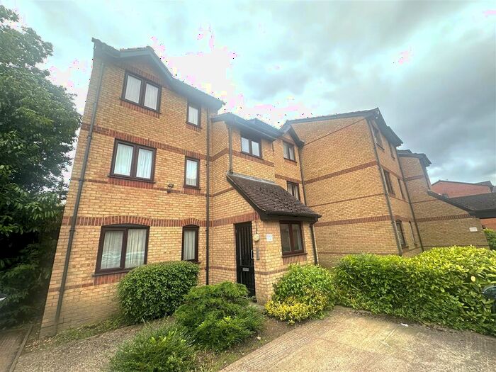 1 Bedroom Flat To Rent In Courtlands Close, Watford, WD24