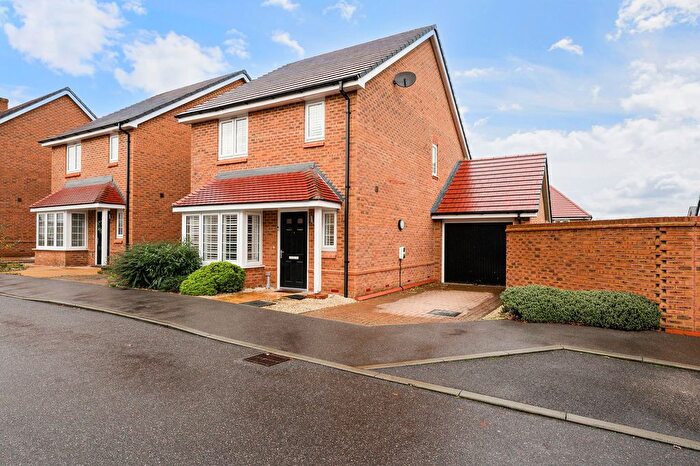 3 Bedroom Link Detached House For Sale In Goodwood Road, Edenbridge, Kent, TN8