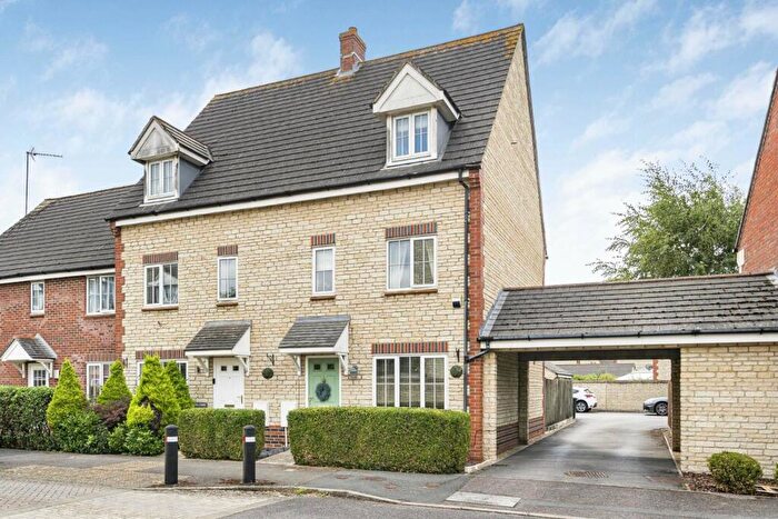 3 Bedroom Town House For Sale In Grebe Road, Bicester, OX26