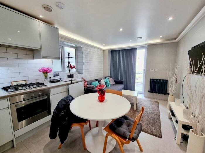 2 Bedroom Flat To Rent In Archway Road, Highgate, N6