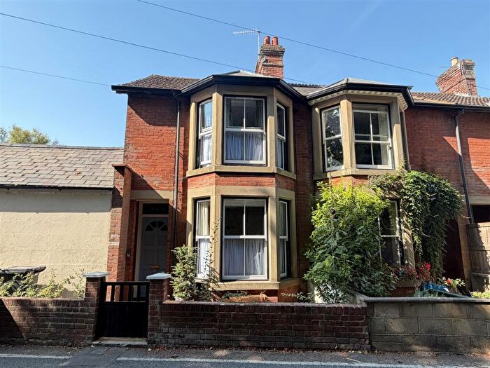 3 Bedroom End Of Terrace House For Sale In Lower Road, Salisbury, SP2
