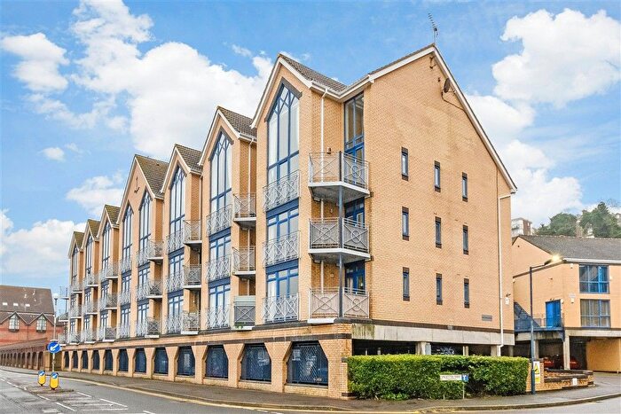 3 Bedroom Flat For Sale In Valetta Way, The Esplanade, Rochester, Kent, ME1