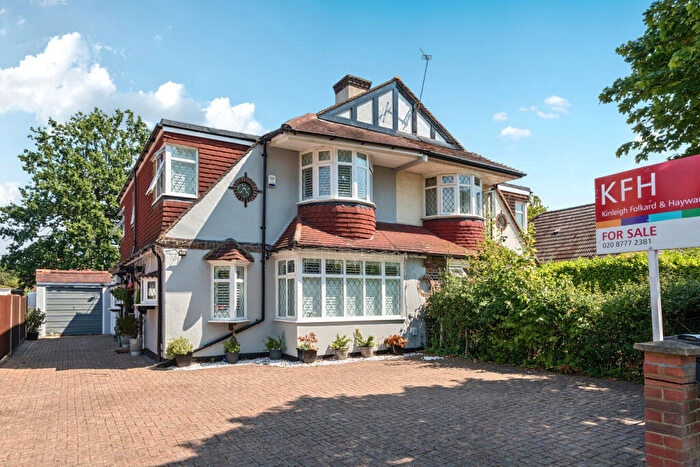 4 Bedroom Semi-Detached House For Sale In Bridle Road, Croydon, CR0