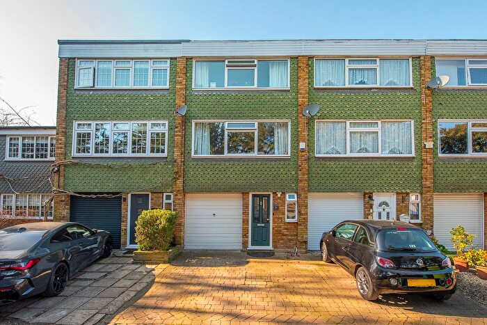 3 Bedroom Town House For Sale In Squires Bridge Road, Shepperton, TW17