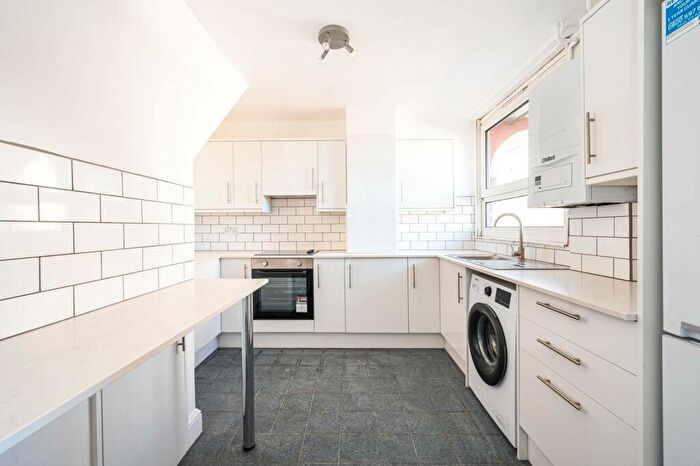 3 Bedroom Flat To Rent In Tottenham Road, Islington, London, N1